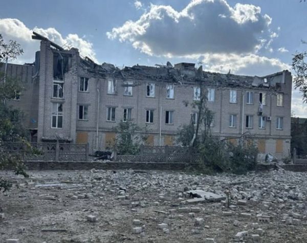 Російський ворог безжалісно обстріляв лікарню в Бериславі: вщент знищено цілий поверх, пошкоджено «швидкі»