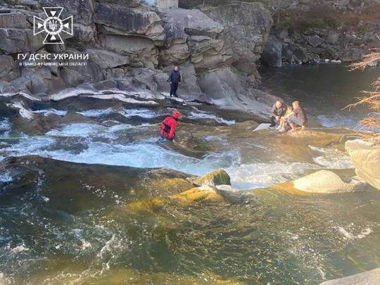 У Яремчі дивом врятували дитину, яка впала у відомий водоспад (фото, відео)