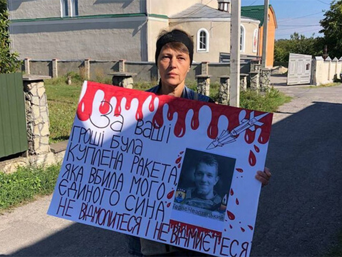 «За ваші гроші була куплена ракета, яка вбила мого єдиного сина»: написала на плакаті московським попам та вірянам матір загиблого азовця