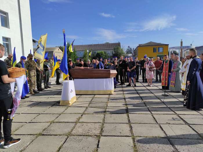 «За ваші гроші була куплена ракета, яка вбила мого єдиного сина»: написала на плакаті московським попам та вірянам матір загиблого азовця