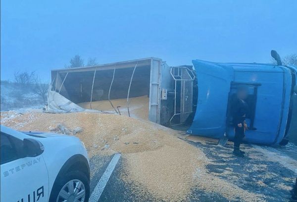 Армагеддон на Одещині: перекинулась вантажівка з зерном, автобус з пасажирами з’їхав у кювет, «швидка» застряла в снігу