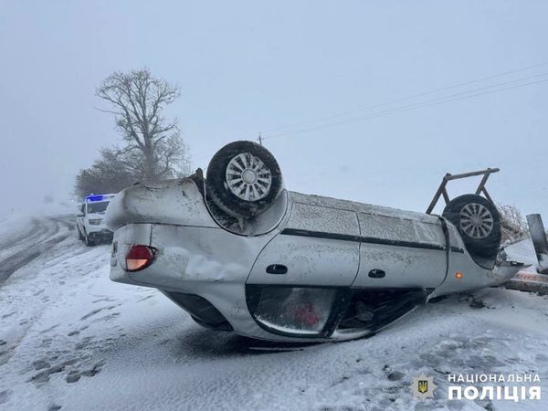 Армагеддон на Одещині: перекинулась вантажівка з зерном, автобус з пасажирами з’їхав у кювет, «швидка» застряла в снігу