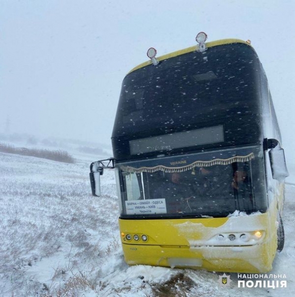 Армагеддон на Одещині: перекинулась вантажівка з зерном, автобус з пасажирами з’їхав у кювет, «швидка» застряла в снігу