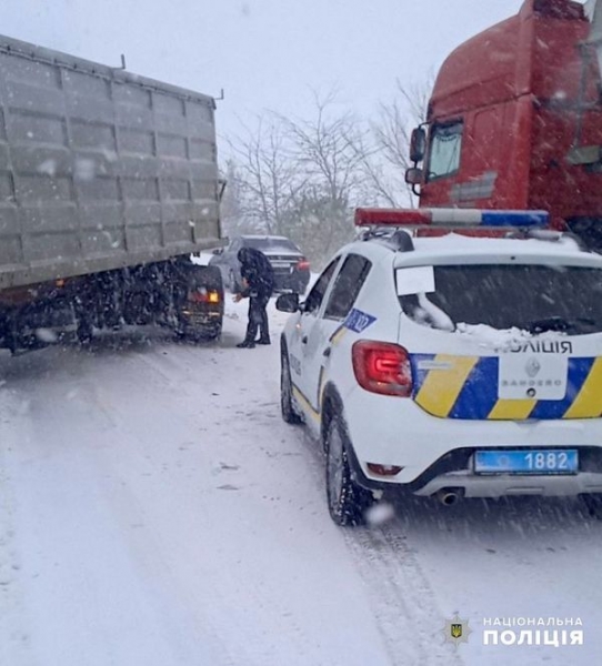 Армагеддон на Одещині: перекинулась вантажівка з зерном, автобус з пасажирами з’їхав у кювет, «швидка» застряла в снігу