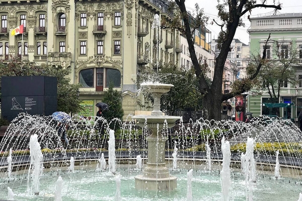 В Одессе выключают фонтаны: они работали месяц больше