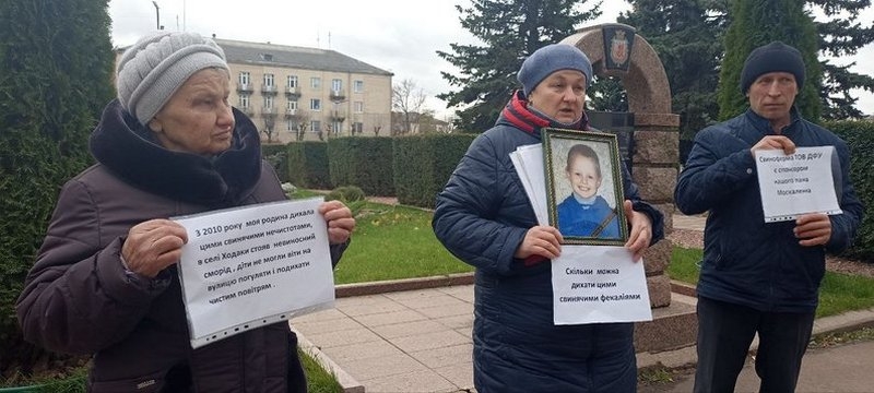 «Мій 8-річний синочок помер у муках через агрофірму»: у Коростені вийшли на протест рідні хлопчика, який отруївся невідомою речовиною