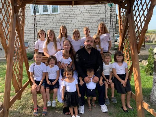 «Ми готові взяти діток, батьків яких забрала війна»: родина Степанюків із Волині виховує 17 дітей