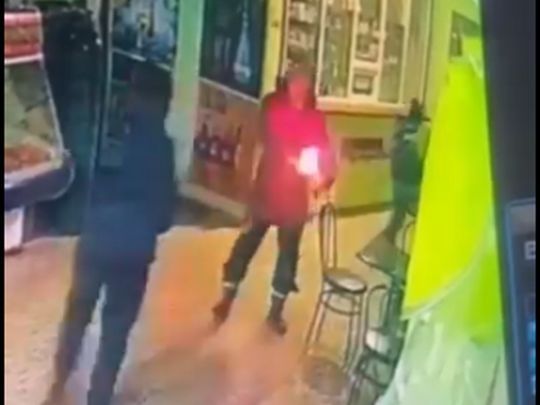 Облив дітей бензином та підпалив: на Харківщині алкоголік влаштував пожежу у магазині (відео)