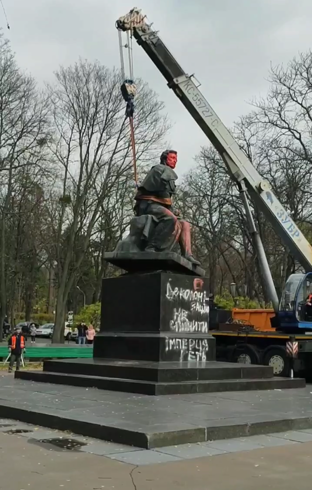 Пушкін — все: у Києві таки прибрали скандальну пам'ятку (відео)