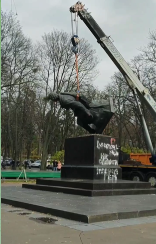 Пушкін — все: у Києві таки прибрали скандальну пам'ятку (відео)