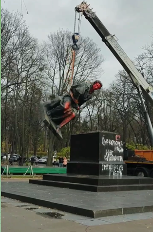 Пушкін — все: у Києві таки прибрали скандальну пам'ятку (відео)