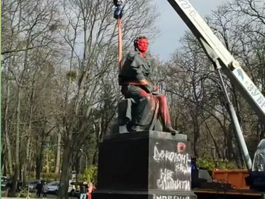 Пушкін — все: у Києві таки прибрали скандальну пам'ятку (відео)