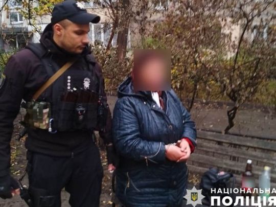 Сімейне застілля в Києві завершилось різаниною: теща вдарила затя в живіт ножем
