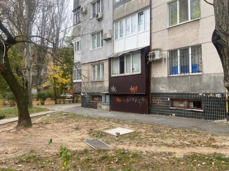 Співробітники військової адміністрації Херсона потрапили під обстріл окупантів: є загиблі та поранені (фото, відео)