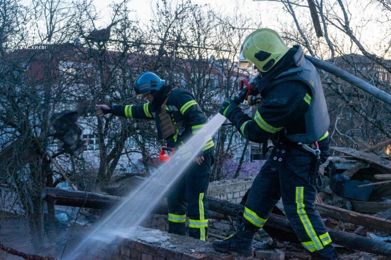 У мережі показали наслідки нічної атаки дронів на Києва (фото, відео)