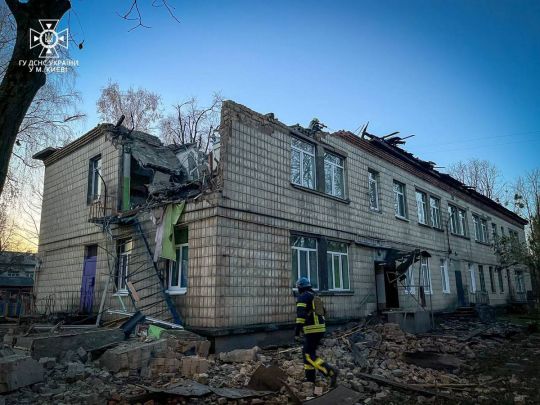 У мережі показали наслідки нічної атаки дронів на Києва (фото, відео)