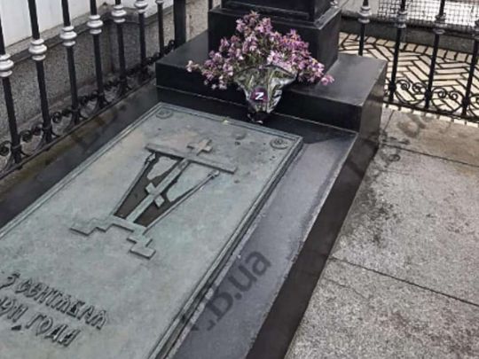 У мережі розгорівся скандал навколо букету квітів на могилі Столипіна у Києво-Печерській лаврі: що сталося (фото)