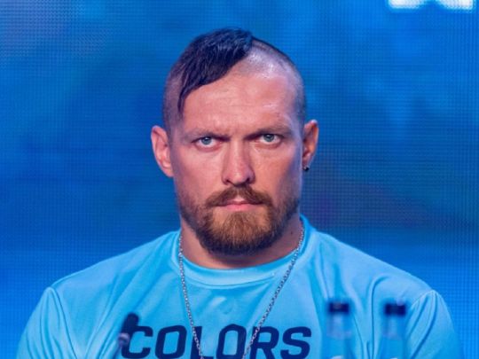 «Вклав медаль у його мертву руку»: Усик не стримав сліз, згадуючи емоційний момент прощання з батьком (відео)
