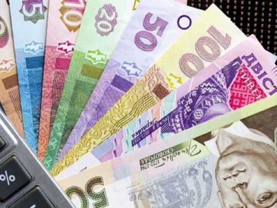 Зобов'язані платити: з евакуйованих українців стягуватимуть податки на землю та нерухомість на окупованій території