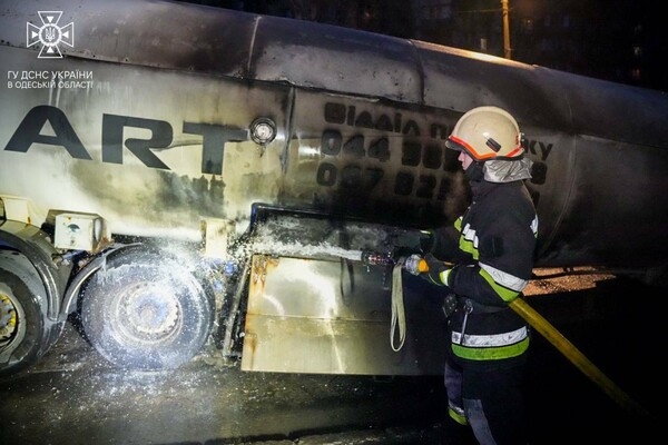 В Одессе горел и мог взорваться газовоз: подробности