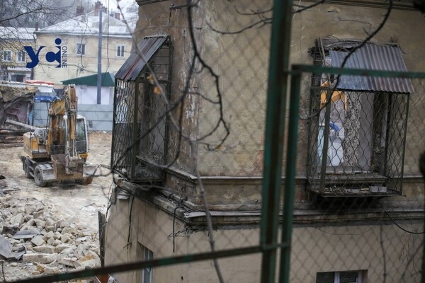 В центре Одессы сносят дом, пострадавший во время ракетного удара