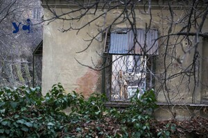 В центре Одессы сносят дом, пострадавший во время ракетного удара