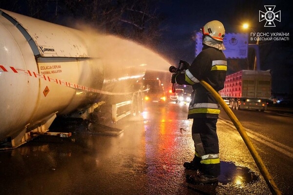 В Одессе горел и мог взорваться газовоз: подробности