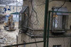 В центре Одессы сносят дом, пострадавший во время ракетного удара