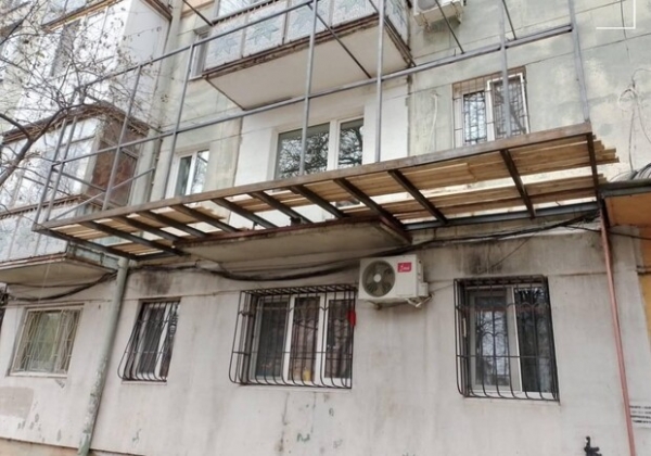 На Генерала Петрова владелец квартиры достроил себе балкон