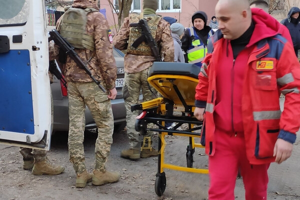 В Одессе неадекватный мужчина взял в заложники женщину и ребенка: что известно
