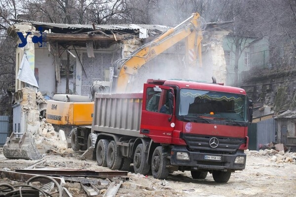 В центре Одессы сносят дом, пострадавший во время ракетного удара