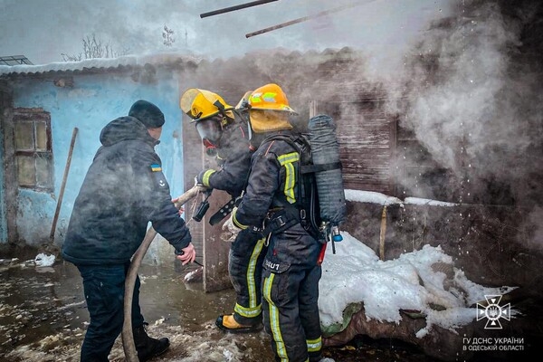 В Одесской области горели жилой дом и аптека: пожарные спасли двух младенцев