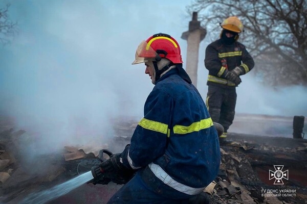 В Одесской области горели жилой дом и аптека: пожарные спасли двух младенцев
