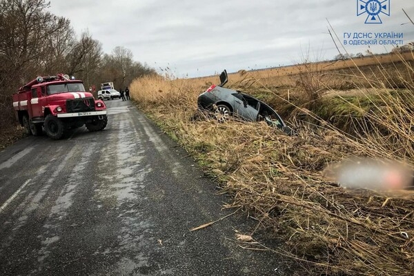 В Одесской области спасатели изъяли из воды автомобиль и двух погибших