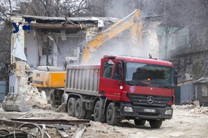 В центре Одессы сносят дом, пострадавший во время ракетного удара