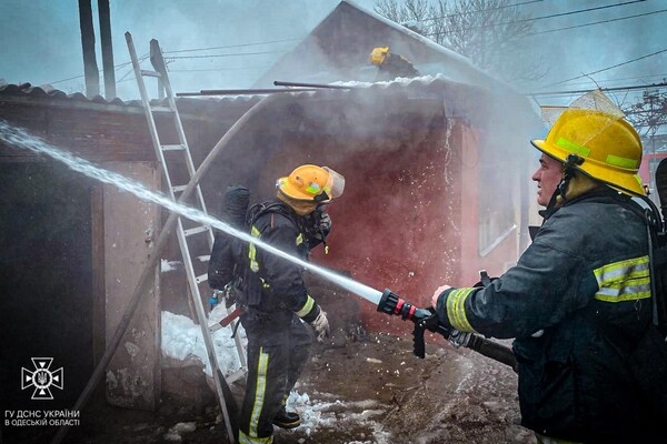 В Одесской области горели жилой дом и аптека: пожарные спасли двух младенцев