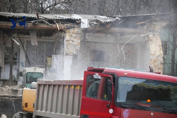 В центре Одессы сносят дом, пострадавший во время ракетного удара