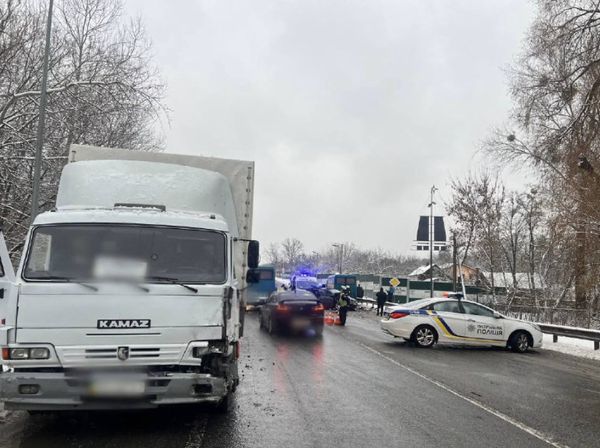 КамАЗ не врахував швидкості: в потрійній ДТП під Києвом постраждали троє людей
