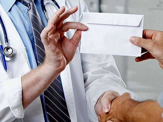 Куди скаржитися пацієнтові, якщо у лікарні вимагали сплатити благодійний внесок: у НСЗУ дали роз'яснення