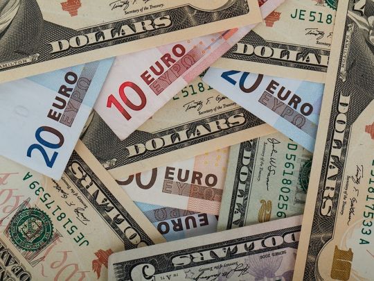Нацбанк з 1 грудня зняв усі обмеження на продаж готівкових доларів та євро населенню