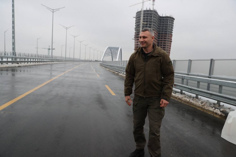 У Києві відкрили рекордний за довжиною міст, але не всі мешканці столиці зможуть ним скористатися (фото)