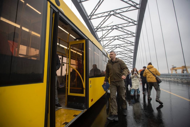 У Києві відкрили рекордний за довжиною міст, але не всі мешканці столиці зможуть ним скористатися (фото)