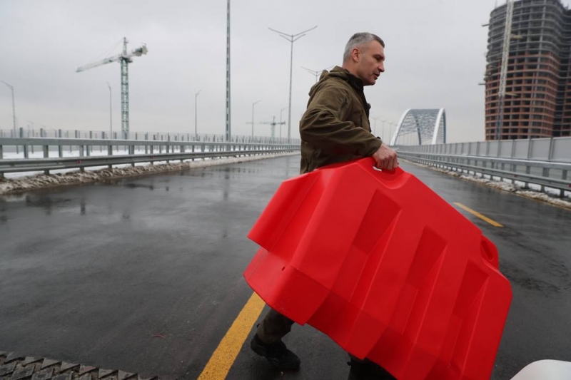 У Києві відкрили рекордний за довжиною міст, але не всі мешканці столиці зможуть ним скористатися (фото)