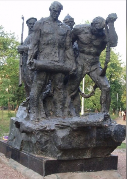 В Києві демонтували ще один радянський монумент (фото, відео)
