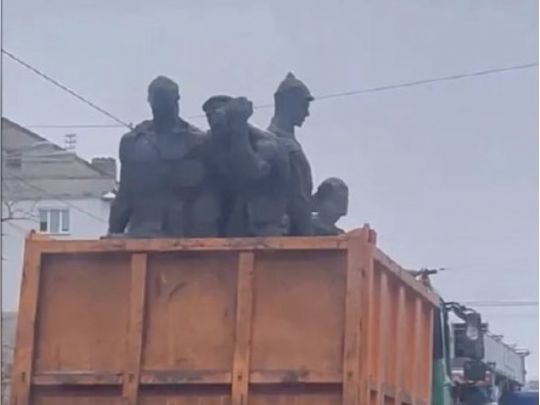 В Києві демонтували ще один радянський монумент (фото, відео)