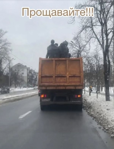 В Києві демонтували ще один радянський монумент (фото, відео)