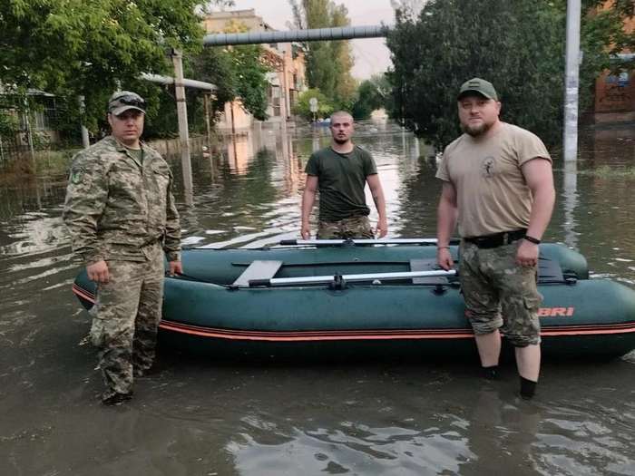 «За два дні врятував понад 130 людей, а себе не зберіг»: боєць загинув, рятуючи мешканців Херсонщини від великої води після підриву ГЕС