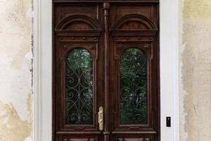 В Одессе отреставрировали еще одну старинную дверь