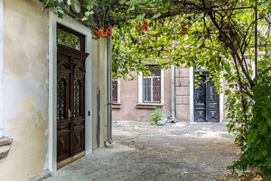 В Одессе отреставрировали еще одну старинную дверь