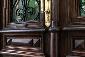 В Одессе отреставрировали еще одну старинную дверь